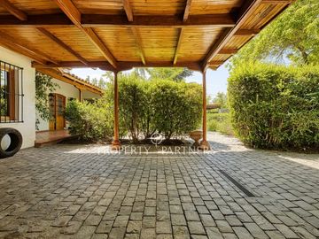 Espectacular casa con gran terreno y finas terminaciones  de Arquitecto Raúl Irarrázaval y paisajista Marta Viveros, La Foresta