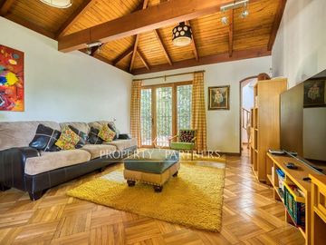 Espectacular casa con gran terreno y finas terminaciones  de Arquitecto Raúl Irarrázaval y paisajista Marta Viveros, La Foresta