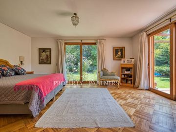 Espectacular casa con gran terreno y finas terminaciones  de Arquitecto Raúl Irarrázaval y paisajista Marta Viveros, La Foresta