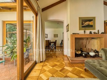 Espectacular casa con gran terreno y finas terminaciones  de Arquitecto Raúl Irarrázaval y paisajista Marta Viveros, La Foresta