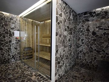ELEGANTE ESTUDIO MODERNO CON BALCÓN