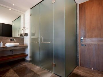 ELEGANTE ESTUDIO MODERNO CON BALCÓN