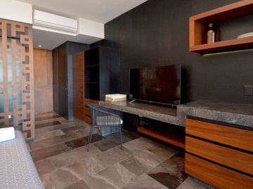ELEGANTE ESTUDIO MODERNO CON BALCÓN