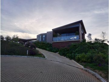 VENTA DE EXCLUSIVA CASA CAMPESTRE EN LLANO GRANDE