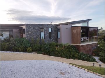 VENTA DE EXCLUSIVA CASA CAMPESTRE EN LLANO GRANDE