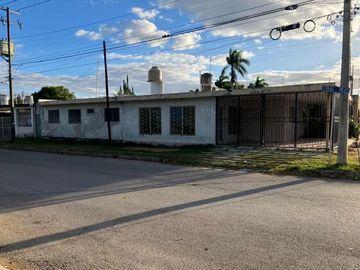 Casa de una planta en venta frente al parque de la Alemán