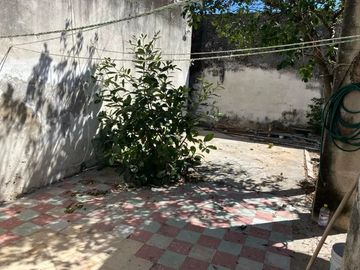 Casa de una planta en venta frente al parque de la Alemán
