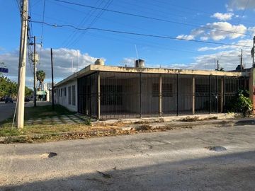 Casa de una planta en venta frente al parque de la Alemán