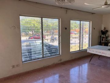 Casa de una planta en venta frente al parque de la Alemán
