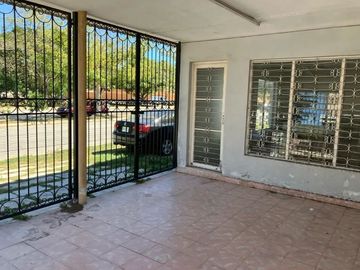 Casa de una planta en venta frente al parque de la Alemán