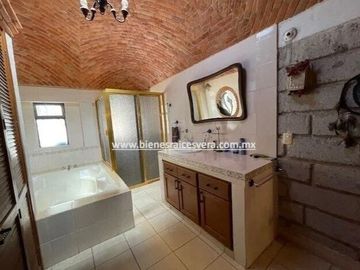 CASA EN VENTA EN TEQUISQUIAPAN. Elsy