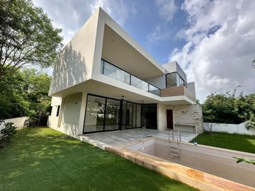 Casa en venta en Privada Oasis Yucatán Country Club.