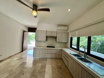 Casa en venta en Privada Oasis Yucatán Country Club.