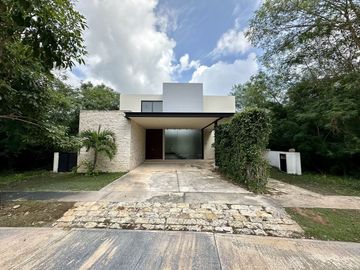 Casa en venta en Privada Oasis Yucatán Country Club.