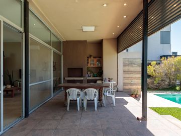 Casa en barrio cerrado Brisanova (Pueblo Esther)