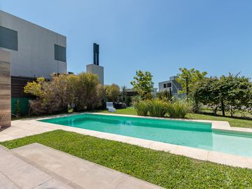 Casa en barrio cerrado Brisanova (Pueblo Esther)