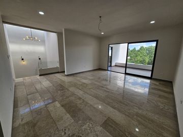 Casa en Venta con 4 Recámaras y Alberca en Mérida