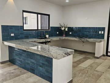 Casa en Venta con 4 Recámaras y Alberca en Mérida