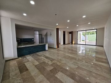 Casa en Venta con 4 Recámaras y Alberca en Mérida