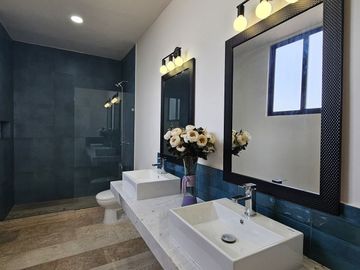 Casa en Venta con 4 Recámaras y Alberca en Mérida