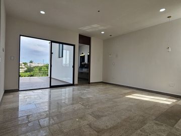 Casa en Venta con 4 Recámaras y Alberca en Mérida