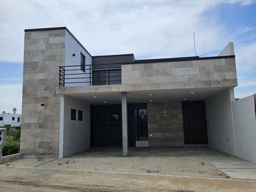Casa en Venta con 4 Recámaras y Alberca en Mérida