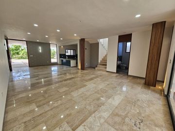 Casa en Venta con 4 Recámaras y Alberca en Mérida