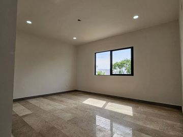 Casa en Venta con 4 Recámaras y Alberca en Mérida
