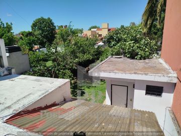 CASA DE 4 AMBIENTES CON FONDO Y GARAGE ITUZAINGO NORTE