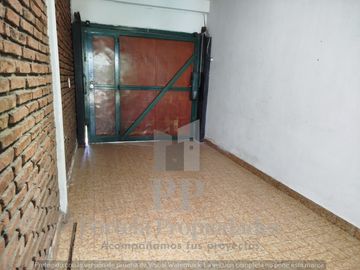 CASA DE 4 AMBIENTES CON FONDO Y GARAGE ITUZAINGO NORTE