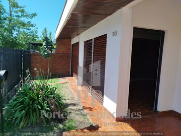 CASA DE 4 AMBIENTES CON FONDO Y GARAGE ITUZAINGO NORTE