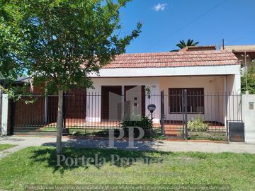 CASA DE 4 AMBIENTES CON FONDO Y GARAGE ITUZAINGO NORTE