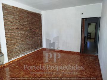 CASA DE 4 AMBIENTES CON FONDO Y GARAGE ITUZAINGO NORTE