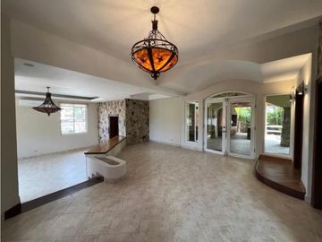VENTA CASA 2 PISOS EN LOMA ALEGRE ALTOS DEL GOLF