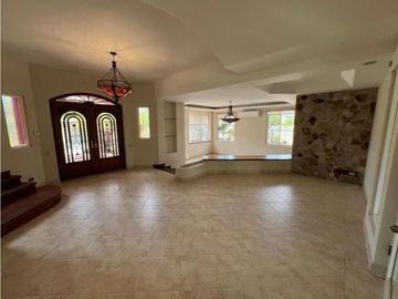 VENTA CASA 2 PISOS EN LOMA ALEGRE ALTOS DEL GOLF