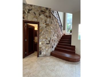 VENTA CASA 2 PISOS EN LOMA ALEGRE ALTOS DEL GOLF