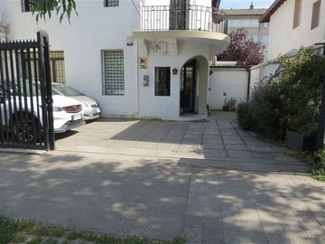 Casa en Venta en Valenzuela Castillo N° 1200