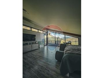 Lujosa Casa con Vista Panorámica en Pencahue