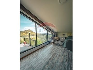 Lujosa Casa con Vista Panorámica en Pencahue