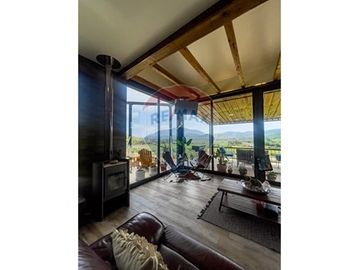 Lujosa Casa con Vista Panorámica en Pencahue