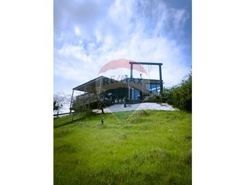 Lujosa Casa con Vista Panorámica en Pencahue