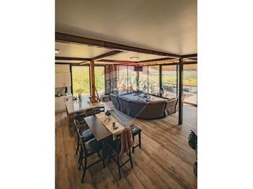 Lujosa Casa con Vista Panorámica en Pencahue