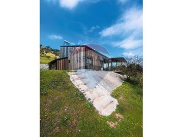 Lujosa Casa con Vista Panorámica en Pencahue