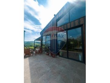 Lujosa Casa con Vista Panorámica en Pencahue