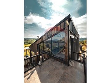 Lujosa Casa con Vista Panorámica en Pencahue
