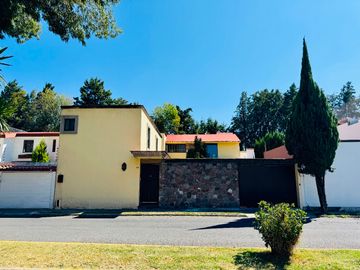 Casa en Venta con Estacionamiento y Jardín junto al Club de Golf las Fuentes
