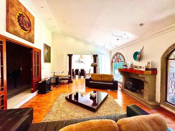 Casa en Venta con Estacionamiento y Jardín junto al Club de Golf las Fuentes