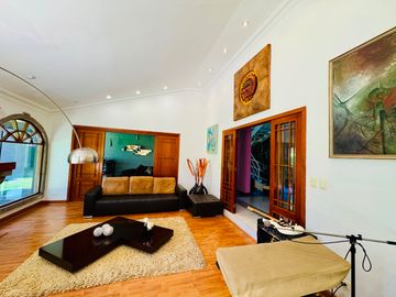 Casa en Venta con Estacionamiento y Jardín junto al Club de Golf las Fuentes