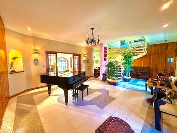 Casa en Venta con Estacionamiento y Jardín junto al Club de Golf las Fuentes