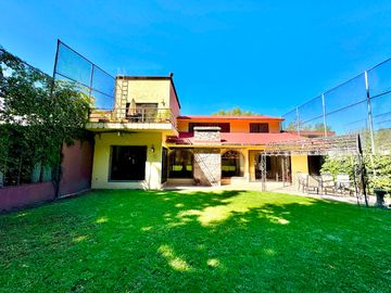 Casa en Venta con Estacionamiento y Jardín junto al Club de Golf las Fuentes